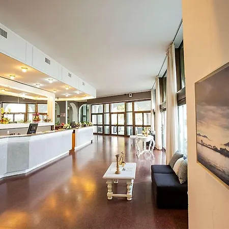 Carlotta Hotel